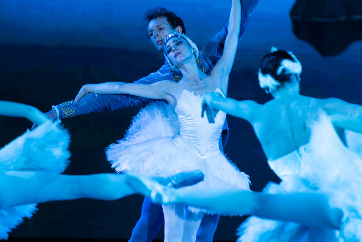 OperaRoma's tweet photo. Venerdì 25 giugno al Circo Massimo torna in scena ‘Il lago di cigni’ di #Čajkovskij con la direzione di #AndriyYurkevych e la coreografia di #BenjaminPech. Protagonisti #MaiaMakhateli (Odette/Odile) e #SemyonChudin (Principe Siegfried).

#CircoMassimo2021  #operaroma https://t.co/HKzroQxBGB