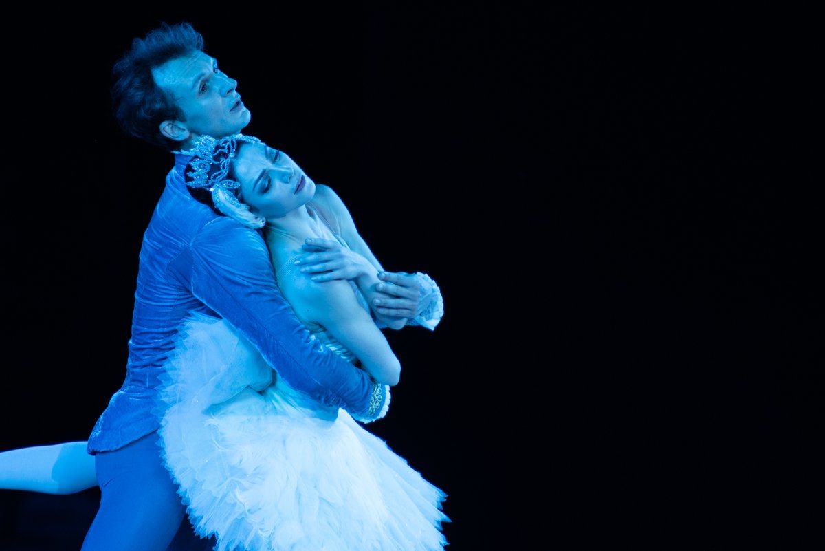 OperaRoma's tweet photo. Venerdì 25 giugno al Circo Massimo torna in scena ‘Il lago di cigni’ di #Čajkovskij con la direzione di #AndriyYurkevych e la coreografia di #BenjaminPech. Protagonisti #MaiaMakhateli (Odette/Odile) e #SemyonChudin (Principe Siegfried).

#CircoMassimo2021  #operaroma https://t.co/HKzroQxBGB