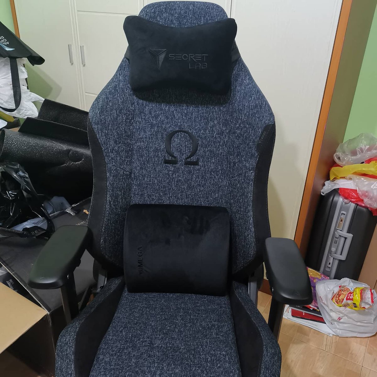 kojima_william's tweet photo. Been wanted to try a gaming chair for so long, finally bought the SecretLab Omega chair after my office chair finally gave up. Thanks for the 7 years.
I like the snug fit seatbase design and it's very comfy. Let's see how long this will last 🤣
#secretlab #gamingchair #softweave https://t.co/FwS1hXOk09