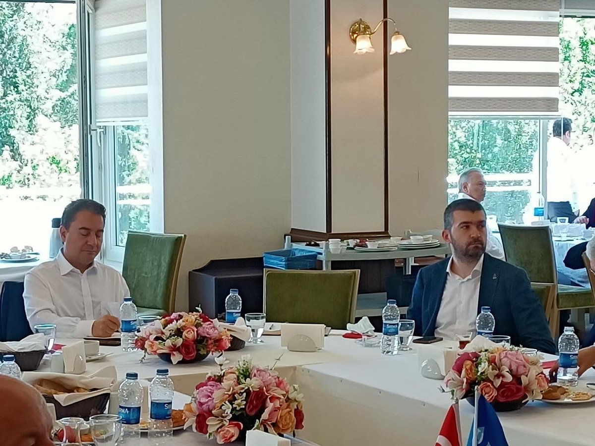 Sayın Genel Başkanımız İzmir’de bir birinden değerli STK temsilcilerimizle kahvaltı programında bir araya geldi.

Bu güzel ve etkili organizasyon için #İzmir İl Başkanlığımızı ve İl Halkla İlişkiler Başkanımız Uğur Geyik’i tebrik ederiz.