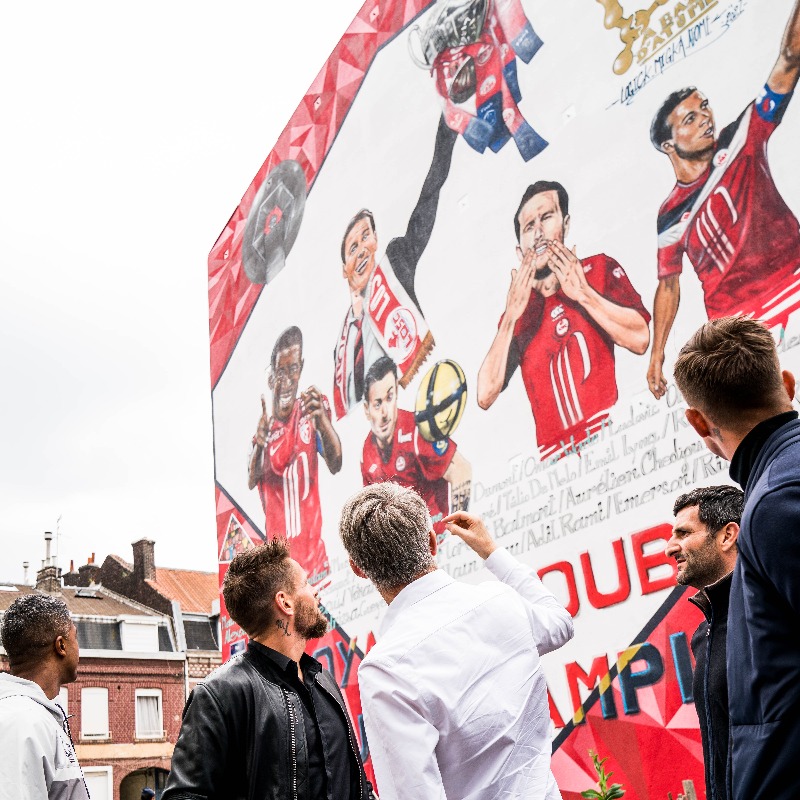 losclive's tweet photo. 🔟 ans après le doublé Coupe-Championnat, la bande à Mickaël Landreau, Franck Béria et Mathieu Debuchy a inspiré une œuvre de street art, au cœur même de Lille. 

Hier, plusieurs membres de cette « génération doublé » ont participé à son inauguration 🔽