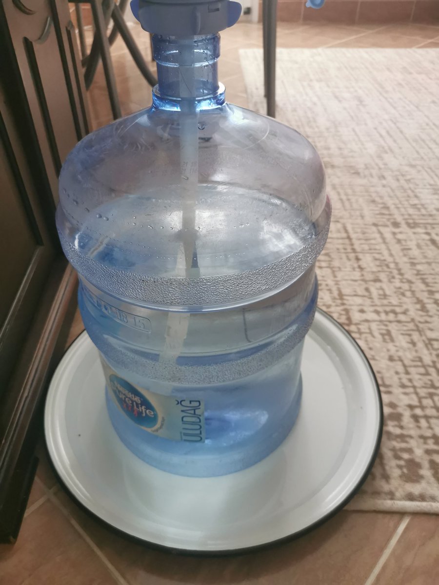 İkinci sefer delik/çatlak damacana su getirdikten sonra utanmadan "bunu siz deliyorsunuz" diyip annemi neredeyse ağlatacak olan Erikli Su/Nestle bayisini biraz saygıya davet ediyorum. <a href="/Nestle/">Nestlé</a> <a href="/ErikliLezzeti/">Erikli</a> <a href="/NestleyeSor/">Nestlé'ye Sor</a>