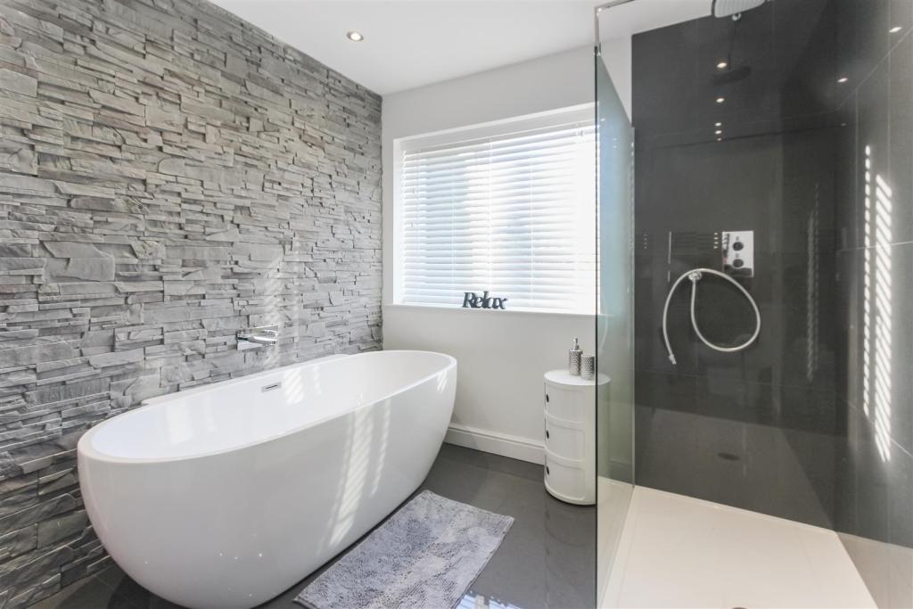 berkleyestates's tweet photo. ⏪ Throwback Thursday ⏪ 

Throwback to one of our favourite bathrooms we have come across. We loved the feature wall and the contrasting white and grey colour scheme 😍

If you are thinking of selling your property get your FREE instant valuation today at https://t.co/PqZgJFNoxU https://t.co/BkibMBI8Pw
