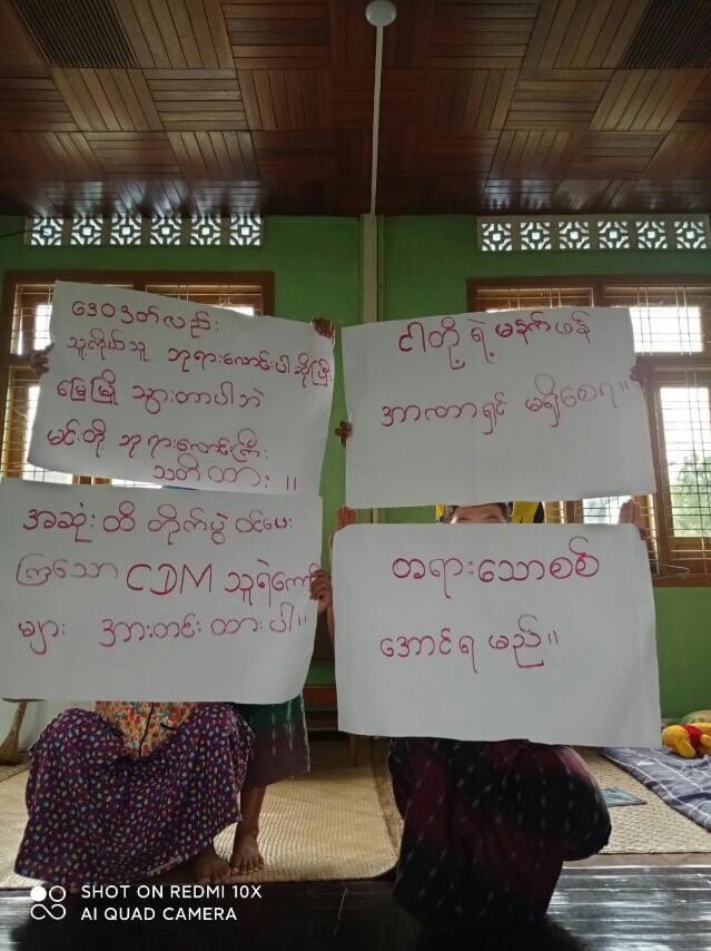 Local residents from Mogaung, Kachin State staged a placard strike today (June 24) in solidarity against military dictatorship. #AuspiceRefugees #WhatsHappeningInMyanmar #June24Coup #MilkTeaAlliance