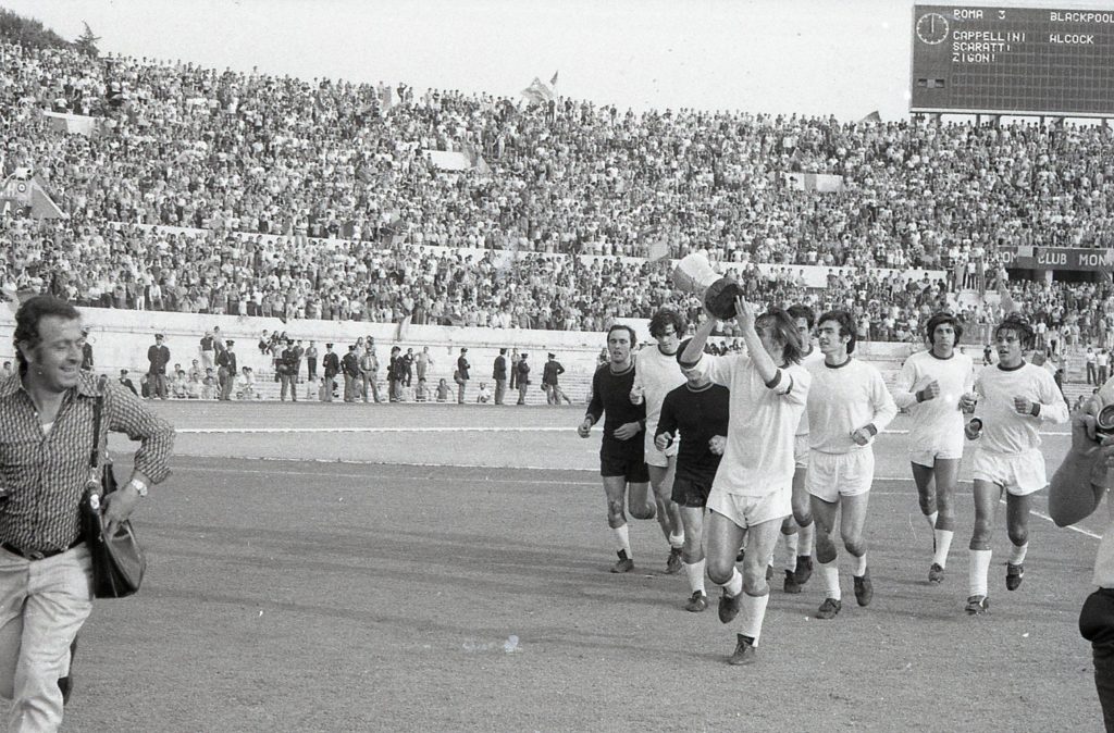 rivistalaroma's tweet photo. ACCADDE OGGI... 24 giugno. Alla Roma la Coppa Anglo-Italiana
(...) #24giugno #ASRoma #coppaangloitaliana #ROMA
https://t.co/nLi5i87g7G https://t.co/XijWVf4gcF