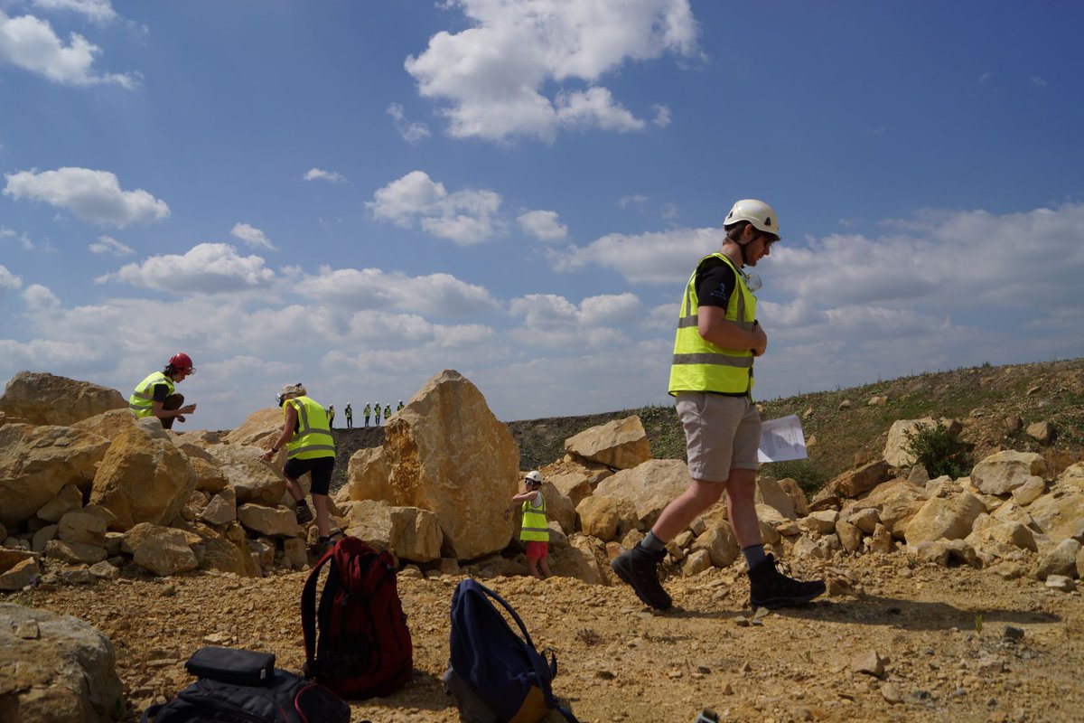 EarthSciCam's tweet photo. Happy faces in the field! Here are our first years studying the stratigraphy, faults and fossils of Ketton Quarry. #Geology #FieldWork 

Thanks to @MadisonEast7 for these fab shots! https://t.co/4j01lKHMSi