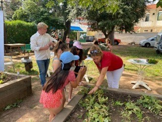 Koppert_France's tweet photo. Une matinée de découverte avec @Isabellefaure9 auprès de classes sur St Raphaël avec @Bergon et à l’école René Char de L’isle sur la Sorgue avec @CyrilleVERDUN autour d’un potager collaboratif. Merci à tous pour cet accueil et cette initiative pour un monde plus vertueux. https://t.co/G0eJbbEC6P
