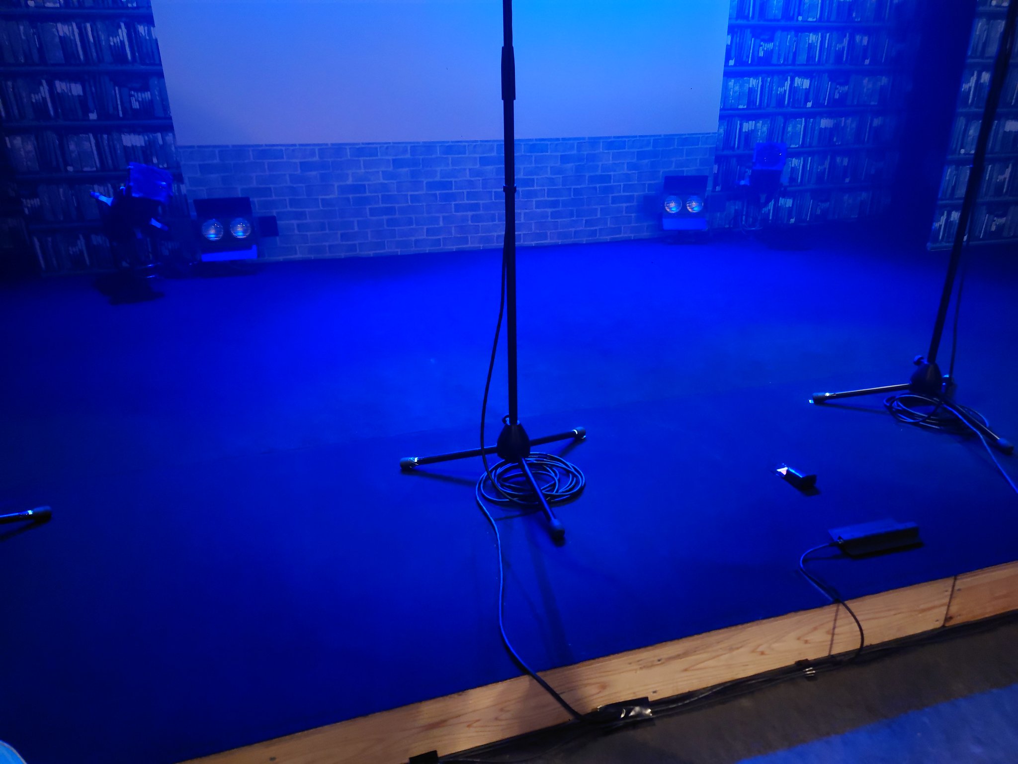 音質派 声優イベントに行ったら 最前入りたかったら0円払え フェイスシールド買え って最前管理 スタッフ に金銭を要求されたので0円課金して最前入ったら推しメンが可愛すぎて0円の元が5秒で取れた やっぱり女性声優しか勝たんのよね T