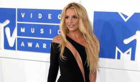 BritneyActuFR's tweet photo. #INFO : Pendant des années j’ai travaillé 9h par jours sans repos. Je n’ai pas de carte bancaire, de passeport ou de carte d’identité… Je dois vivre avec des agents de sécurité qui me regardent nue tous les jours… Je suis en prison. » 

-Britney Spears.

#FreeBritney https://t.co/mXvI7n6mGw