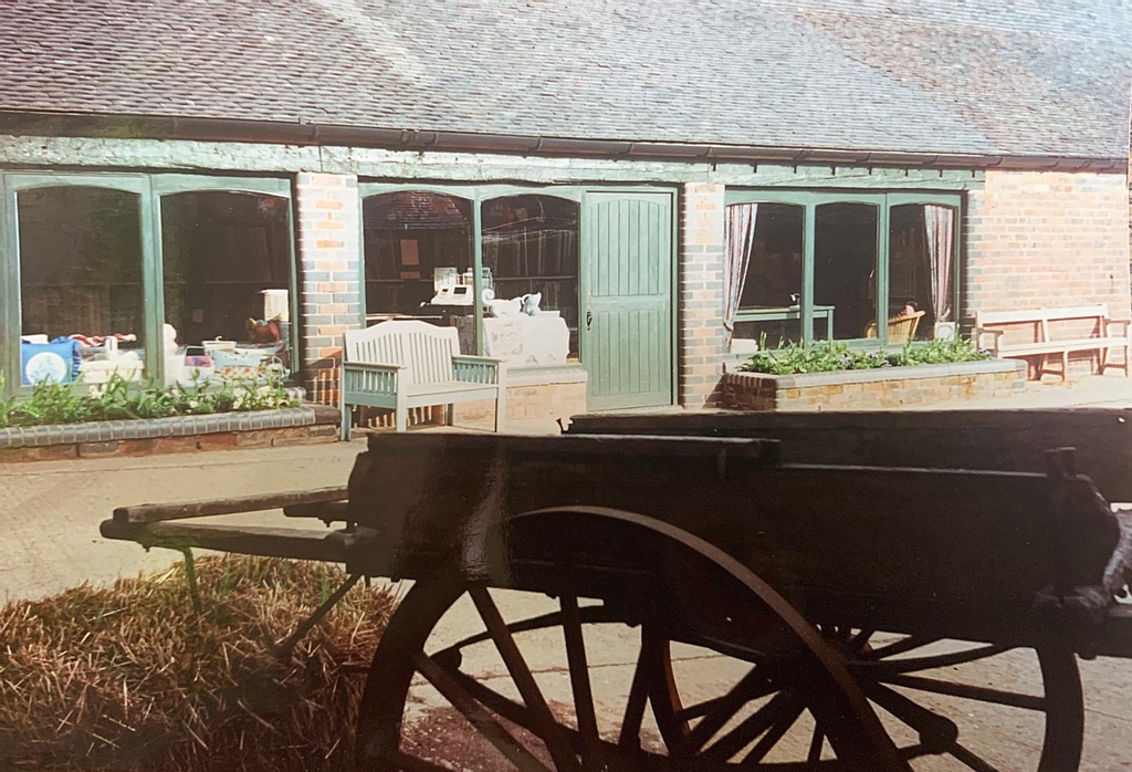 To celebrate the 30th Birthday weekend of @thepeartreecreperie here's a little #throwbackthursday photo of the creperie in the early 90s!

Let us know in the comments how long you have been visiting The Pear Tree 🧡