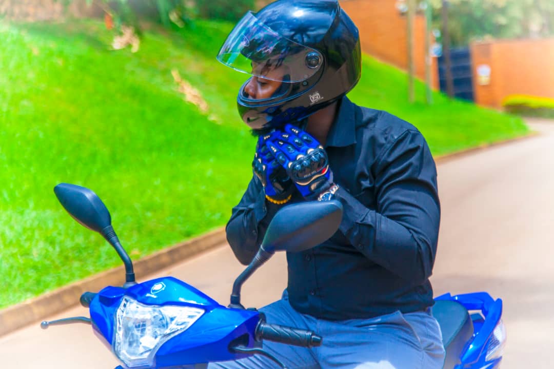 SimbaAutomotiv1's tweet photo. Motorcycling road safety tip:
Fasten your helmet before you head out on you Simba City Scooter.
#simbaautomotives #motorcyclingtips #roadsafety #simbatips #cityscooter #scooterlife https://t.co/GrXgUgERgU