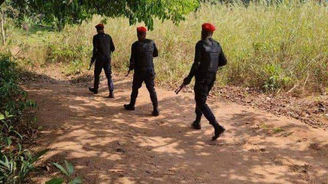 EChibuihe's tweet photo. Allow Fulani Terrorists (Bandits) to secure Farmlands in the #Zoo - Gumi tells FG (Fulani Govt).

If not for #ESN, tell me what do we do? 🤷‍♀️
Fulani banned Twitter, move to regulate use of drones to maintain media blackout as they're ready to invade South

🇳🇬WAKE up!
#ESN4ever 💪 https://t.co/vYV8DtPhYP
