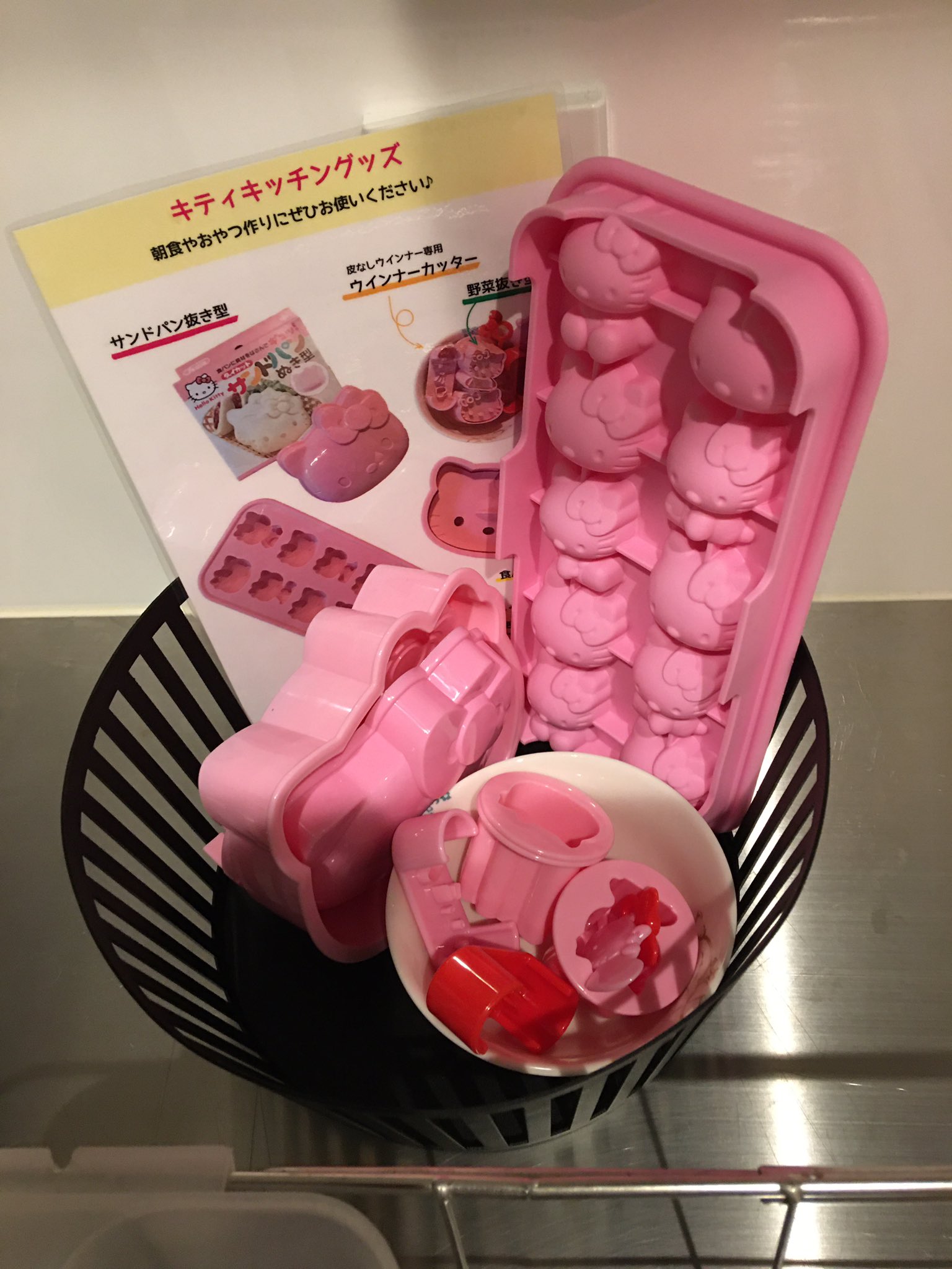 Resi Stay レジステイ れじすてい Resi Stay錦のキティ ルームでは ご滞在時に料理を楽しんでいただくため キティキッチングッズを置いております 朝食やおやつ作りに是非ご利用ください ハローキティ レジステイ Resistay錦 キッチングッズ