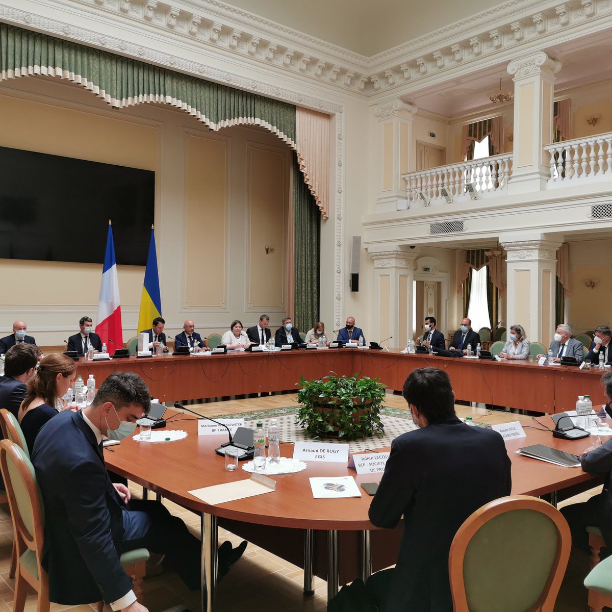 #Ukraine : La délégation d'entreprises conduite par <a href="/GeoffroyRDB/">Geoffroy Roux de Bezieux</a> et <a href="/LG_EgisCEO/">Laurent Germain</a> rencontre à présent <a href="/oleksiireznikov/">Oleksii Reznikov</a>, ministre des Territoires temporairement occupés d'Ukraine. Un moment d'échange précieux, et de compréhension des enjeux pour nos entreprises françaises. 
<a href="/medef/">Mouvement des Entreprises de France</a>