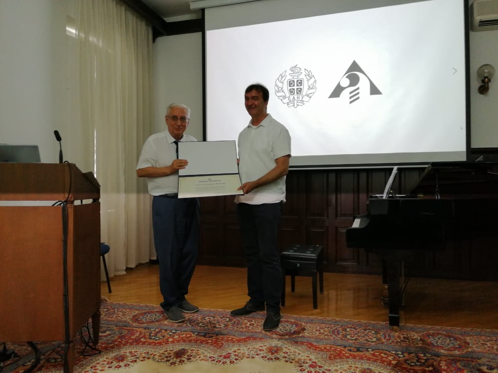 Prof. Siniši Bokanu, dekanu Akademije umetnosti Novi Sad uručena je zahvalnica Srpske akademije nauke i umetnosti povodom saradnje dve institucije. Zahvalnicu je prof. Bokanu uručio akademik Stevan Pilipović, predsednik Ogranka SANU u Novom Sadu! bit.ly/3d79PbG