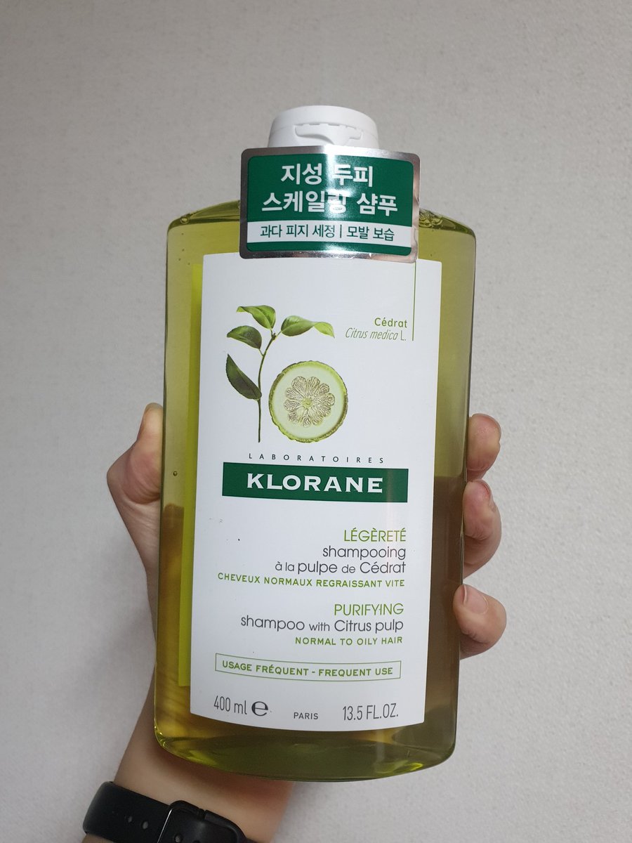Maskchum's tweet photo. 머리 하루만 안 감아도 기름지는 지성두피 가족들아 이 샴푸를 쓰자 내가 이거 쓰고 머리를 이틀에 한번 감아도 되는 두피를 체험해보고 있다 저번에 알티 돌았던 미역 샴푸가 생각보다 비싸서 이걸로 샀는데 정신 차려보니 지금 3통째 쓰고 있다 올영 세일할 때나 온라인에서 사면 9900원이다 https://t.co/1rHnfrFcyO