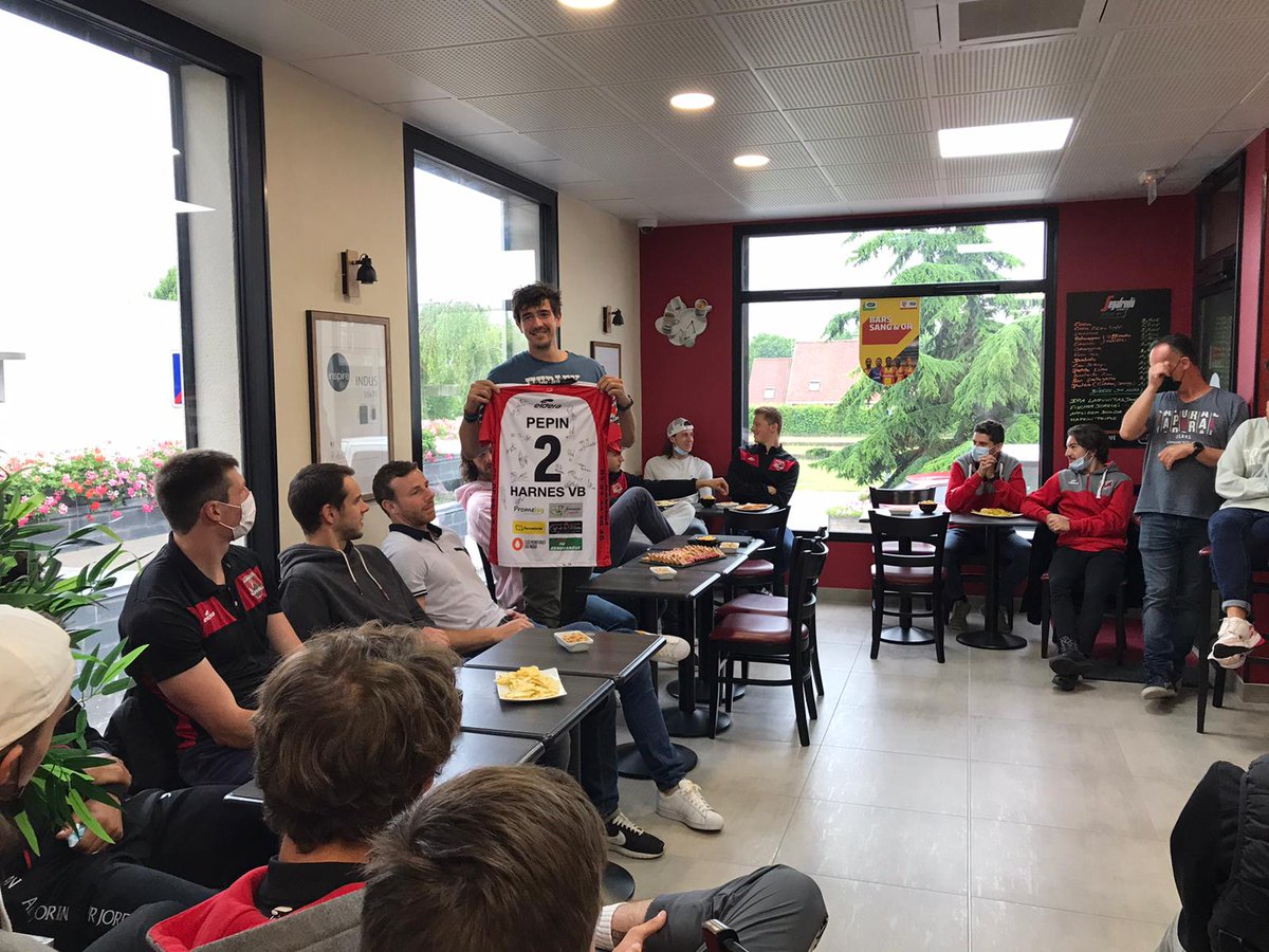 HarnesVB's tweet photo. 🇫🇷[ELITE] [PARTENAIRES]🤝
Les 🏆champions de France ont été reçus par nos partenaires 🍕Pizza Formano et 🍺Café de la Mairie en présence du 🏛️Maire et des élus : présentation de la coupe, soirée pizza et maillots dédicacés. #HVBElite https://t.co/7vQdt8revj