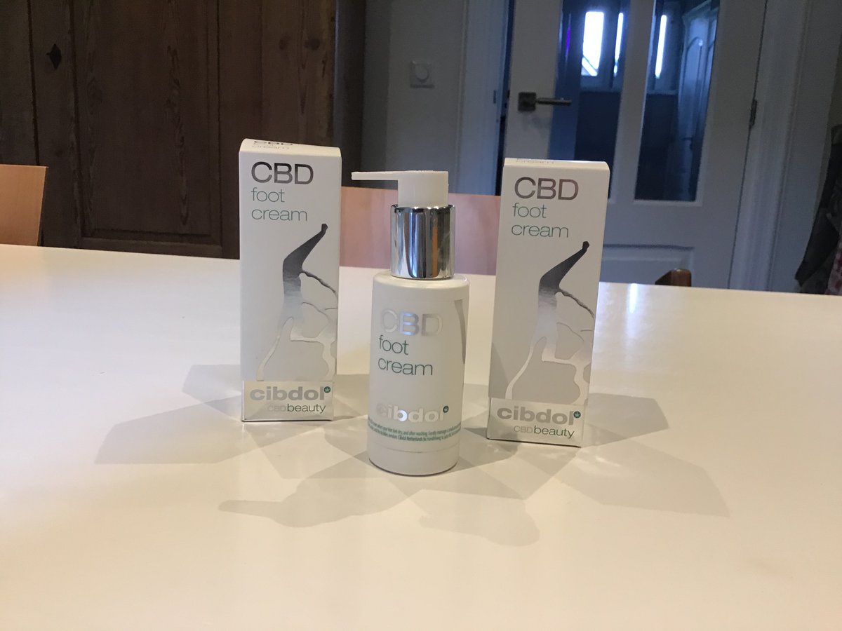 LeonoorCosmosNL's tweet photo. Guys  i am started 2 weeks ago with @cibdol foot cream. And it is just perfect 👌 Callus  will  be  gone  and  what  is  important  no  fatty  slippery  feet.
Can  only  say  it  is  a  very  high  quality  product  💚

#cbd #skincare #Health https://t.co/jq4FqboZbw
