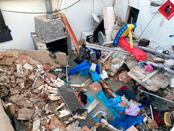 vyepesp's tweet photo. Hoy hace un año se producía este accidente:
Se derrumba el techo de una casa por una piscina hinchable que había en la terraza

¡NO COLOCAR PISCINAS HINCHABLES EN TERRAZAS!

https://t.co/zgchEzBWGT? https://t.co/1RISUPndrE