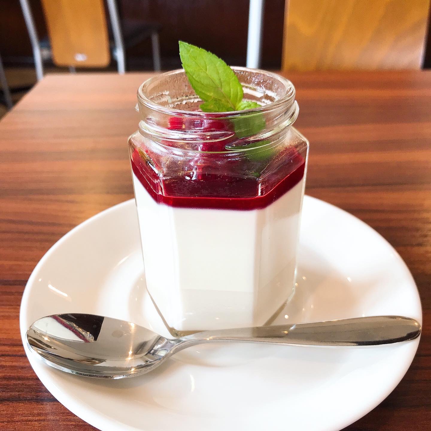 豚肉料理店 シロッコ 6月24日 木 夜も通常通り営業してます Rogue Coffee Standさんのデザートあります ラズベリーソースのブランマンジェ お肉料理の後に合わせてスッキリ甘酸っぱいラズベリーソースで作っていただきました とっても美味しい