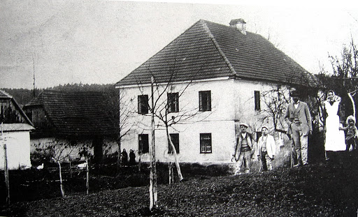DanyHorys's tweet photo. 24. června 1942. Den, kdy se ve východočeské osadě Ležáky definitivně zastavil čas a zhasl veškerý život.
Německé jednotky SS, jako další pomstu za Heydricha, Ležáky bez milosti vyrabovaly, vypálily a srovnaly se zemí. Většina obyvatel je zavražděna... #protektorat https://t.co/4iVoNRGpWk