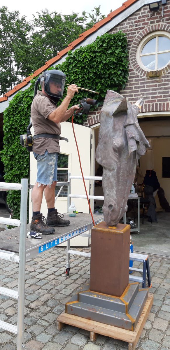 DirixSculptures's tweet photo. De laatste hand aan Equus voordat dit beeld te zien is tijdens de #EuropArtFair #Amsterdam in het weekend van 3 en 4 juli 
#finishing #statue #mywork #sculptor #josdirixsculptures https://t.co/bXvGnrSEgQ