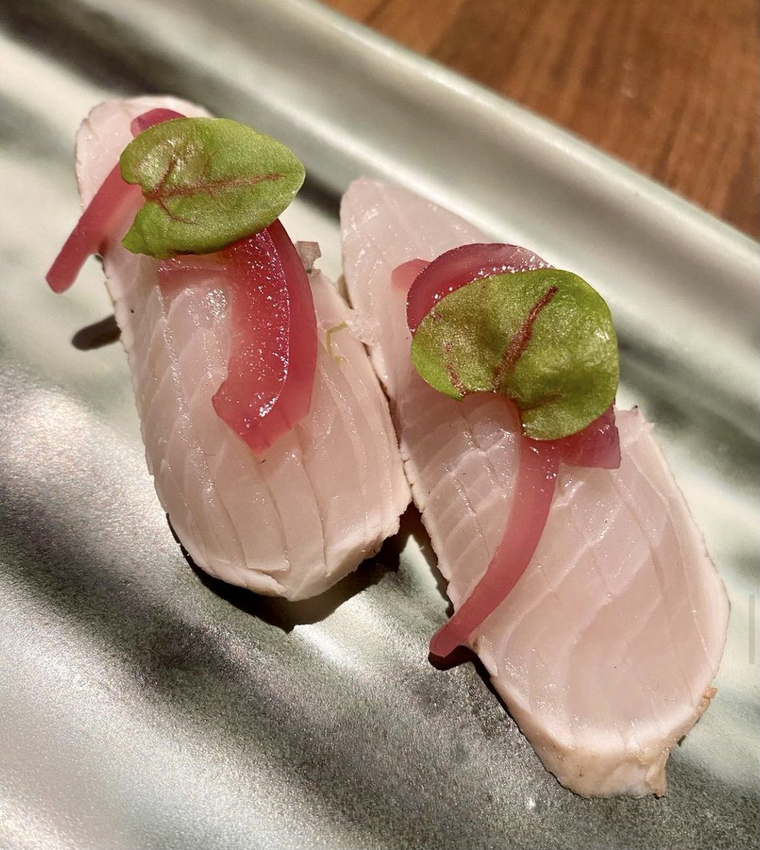 Nigiri de tataki de bonito o de pez limón. Es nuestra interpretación de la típica ensalada de bonito en escabeche que antiguamente se llevaba a la pradera el día de San Isidro #sushilocura 🔪🌶🐟 📸 <a href="/carlosjimeno/">carlos jimeno</a>