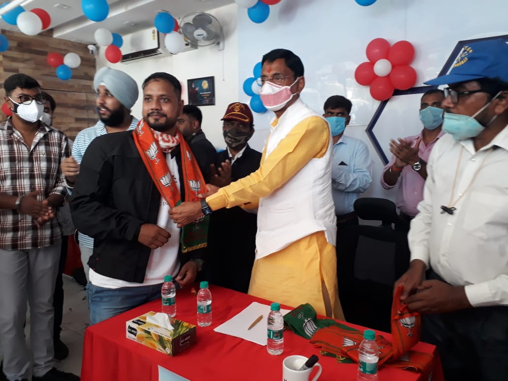 SethSanjayMP's tweet photo. यंग इंडिया फाउंडेशन के बैनर तले आज राँची से 11 भाजपा कार्यकर्ता लद्दाख के लिए रवाना हुए। टीकाकरण का जागरूकता संदेश लेकर ये कार्यकर्ता 2 जुलाई को लद्दाख पहुंचेंगे। माननीय प्रधानमंत्री श्री .@narendramodi जी की प्रेरणा का प्रतिफल है कि युवा जागरूकता अभियान में इतनी दूर तक निकल रहे। https://t.co/S3XTUmFDgy