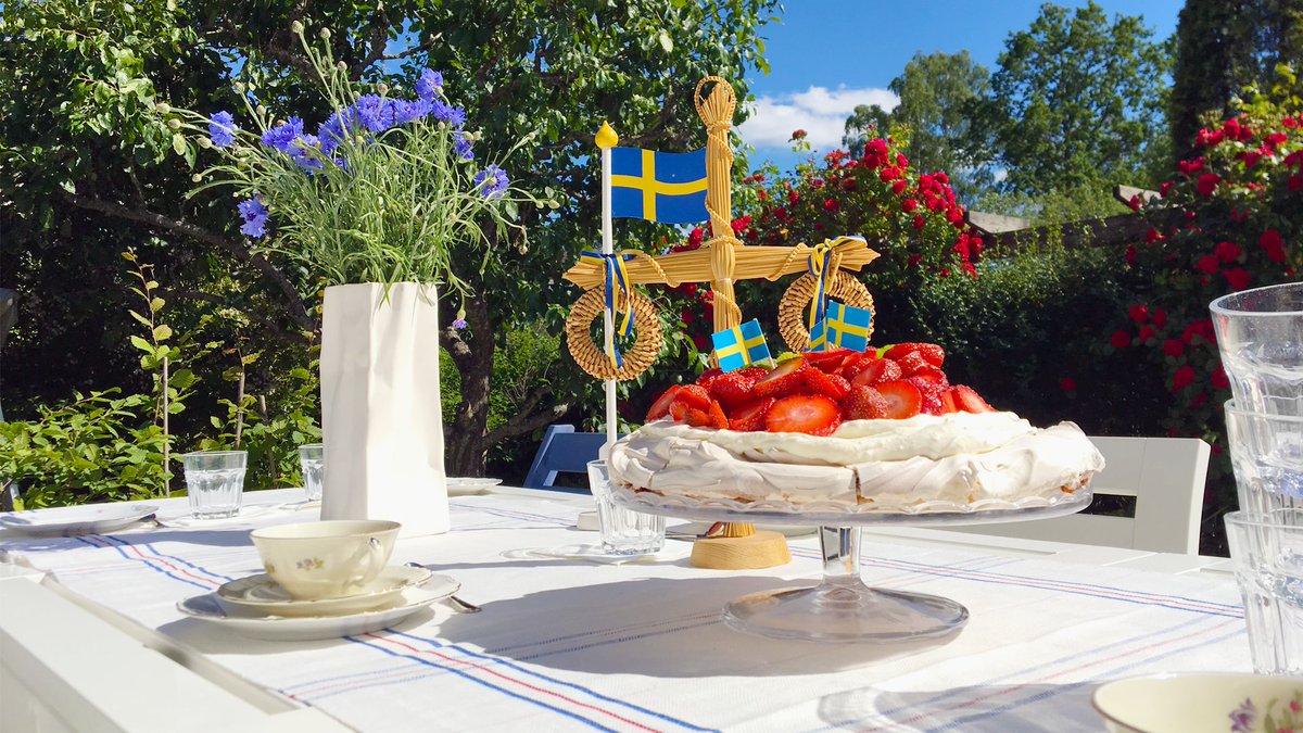 MagniLink's tweet image. GLAD MIDSOMMAR
På LVI har vi nu haft vår årliga sommarlunch. I år serverades vi förstklassiga hamburgare av SM-vinnande #sullesstreetfood och därefter glass från grannarna på #lohilo. Vi önskar alla våra kunder och följare en riktigt glad midsommar och en trevlig sommar!