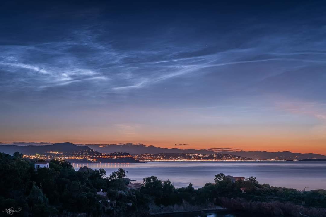 Phénomène rare 💙 : les Nuages #Noctiluques étaient visibles ce matin (24/06/21) depuis la Côte d'Azur ! Cette photo extraordinaire a été capturée au-dessus de #Cannes et de la baie de Mandelieu. #AlpesMaritimes
📸 Crédit : Anthony LP Photography
#NLCFrance #noctilucentclouds