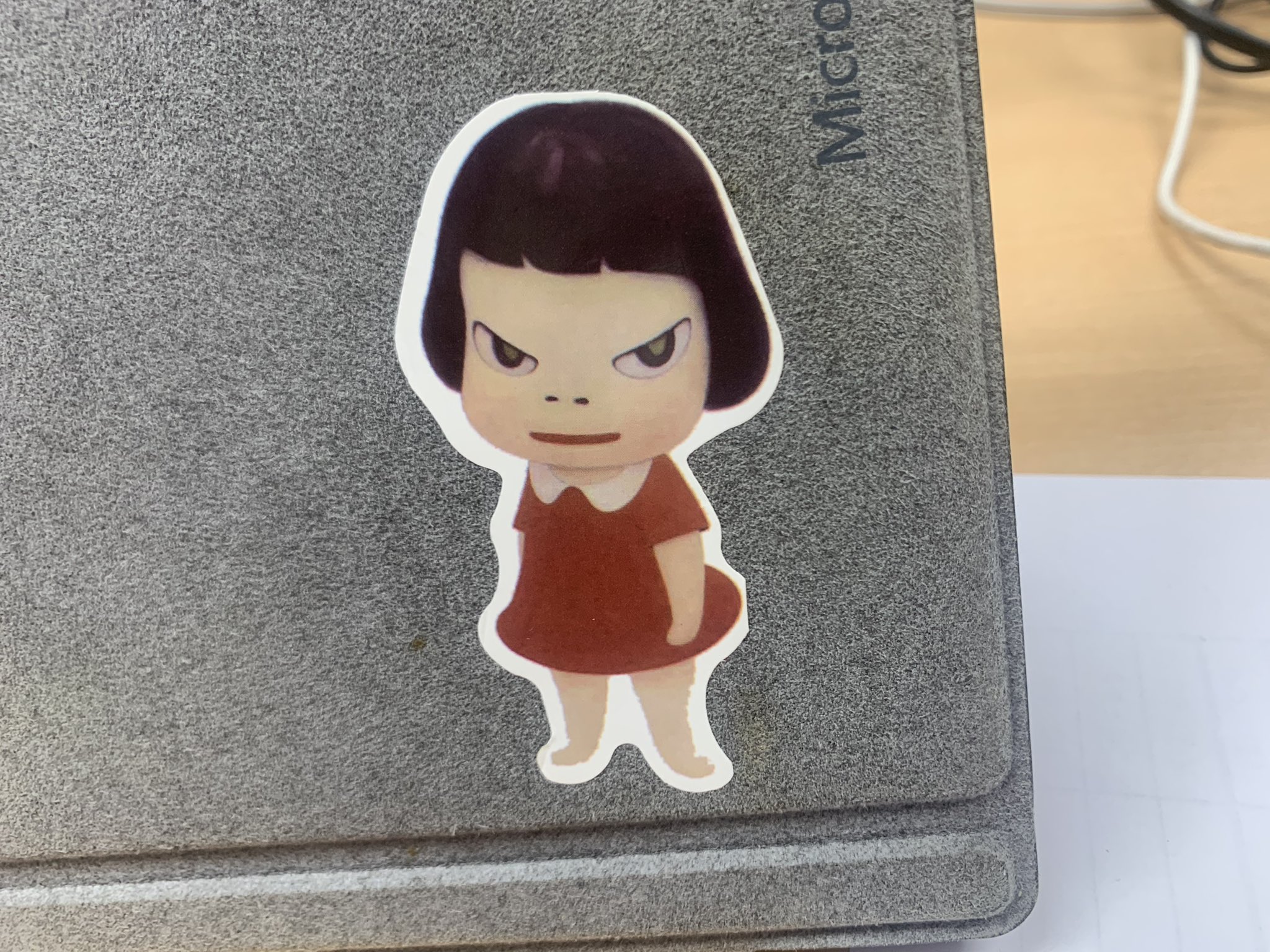 かとうくん 加糖熱量 僕pcに奈良美智さんのステッカー貼ってるんだけど 今日生徒に チコちゃんだ 先生チコちゃん好きなんですか って言われて少し悲しくなりました T Co Jtkendybkx Twitter