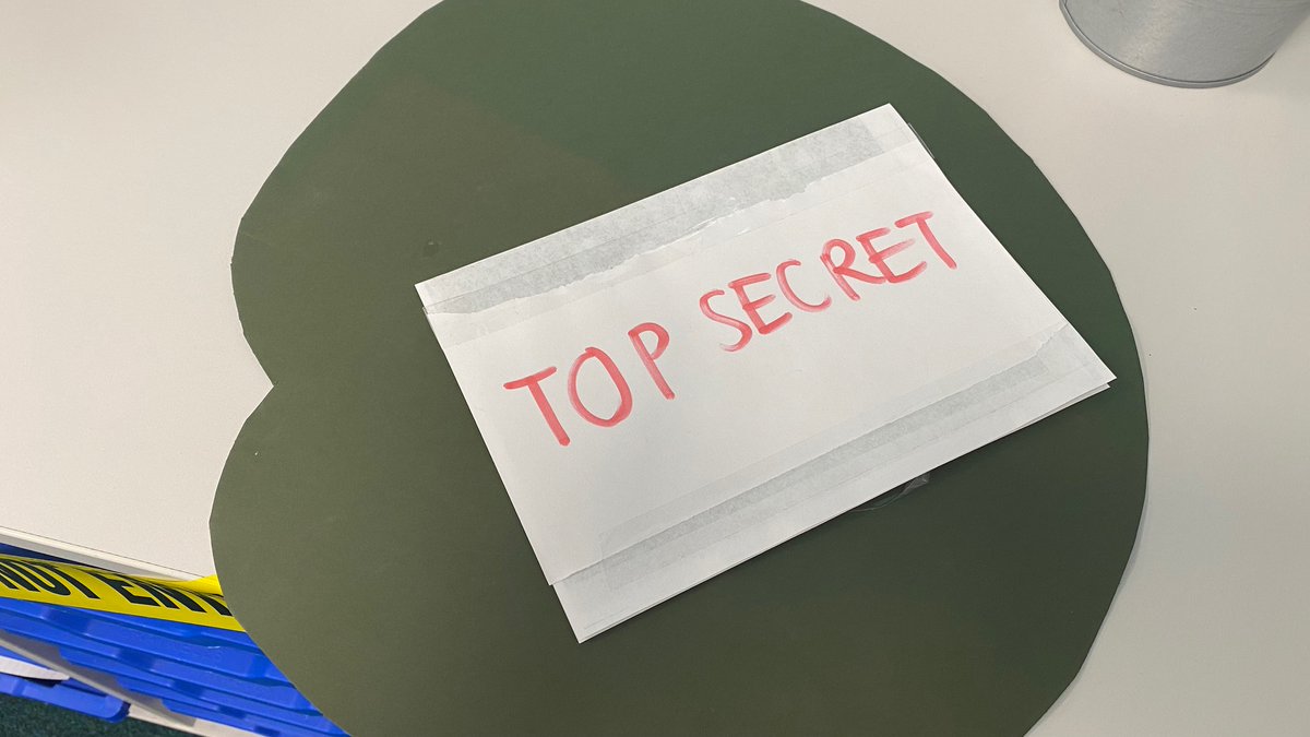 ReinwoodJuniors's tweet image. Something really strange is happening in 4L this morning... #RJSReadAllAboutIt #RJSEnglish #RJS4L