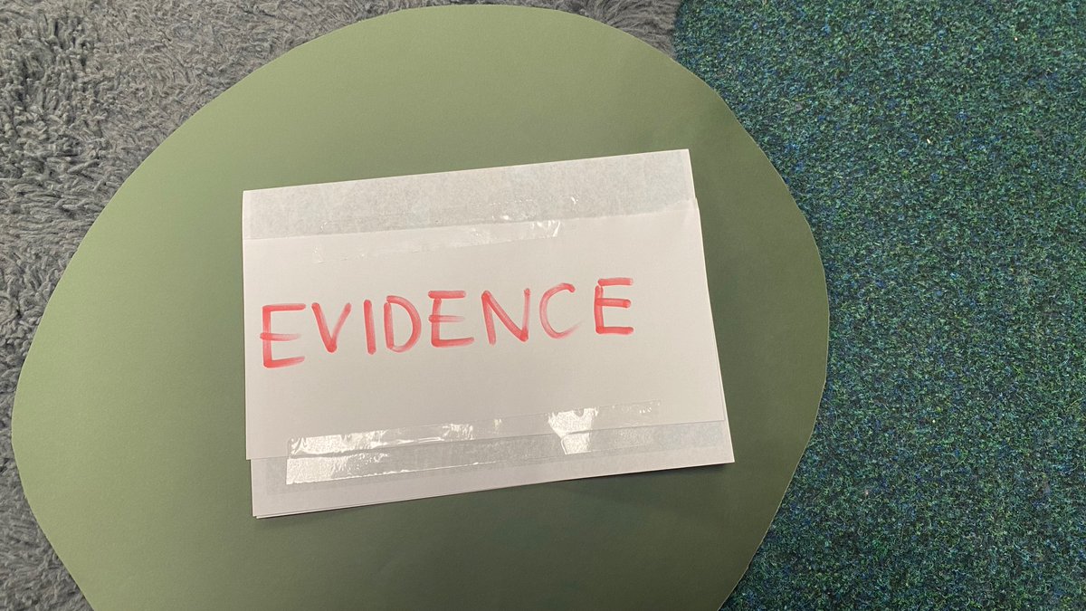 ReinwoodJuniors's tweet image. Something really strange is happening in 4L this morning... #RJSReadAllAboutIt #RJSEnglish #RJS4L