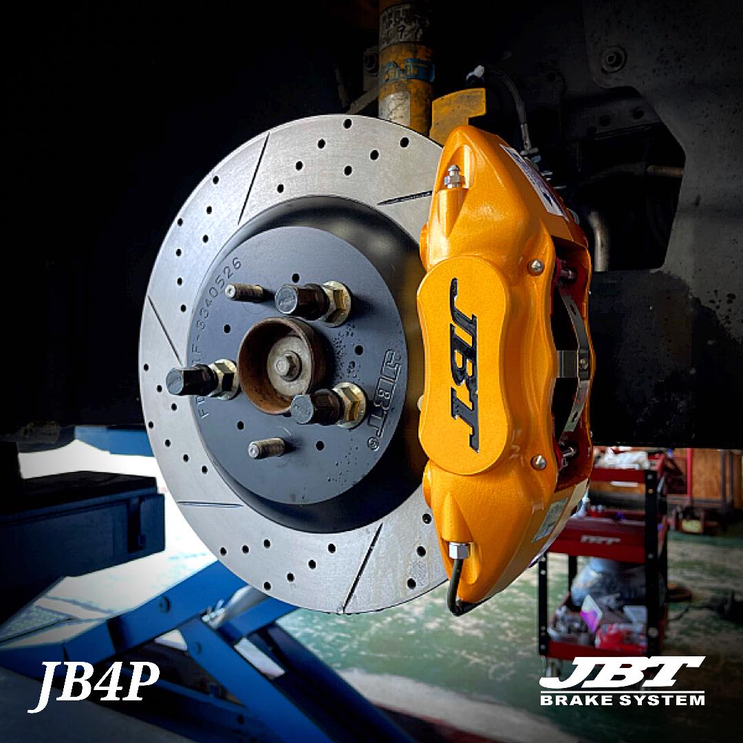 RKONLINE_PR's tweet photo. いつの時代も好まれるゴールドのキャリパー。

JBTではアンバーゴールドとして設定しております。
すべてのキャリパーに対し、パウダーコート仕上げとなっております。

対応車種によりお選びいただけるキャリパーは異なりますのでお気軽にお問い合わせください。
https://t.co/vb9FlRxG8X
#JBTBRAKES https://t.co/TzUKORRnH0