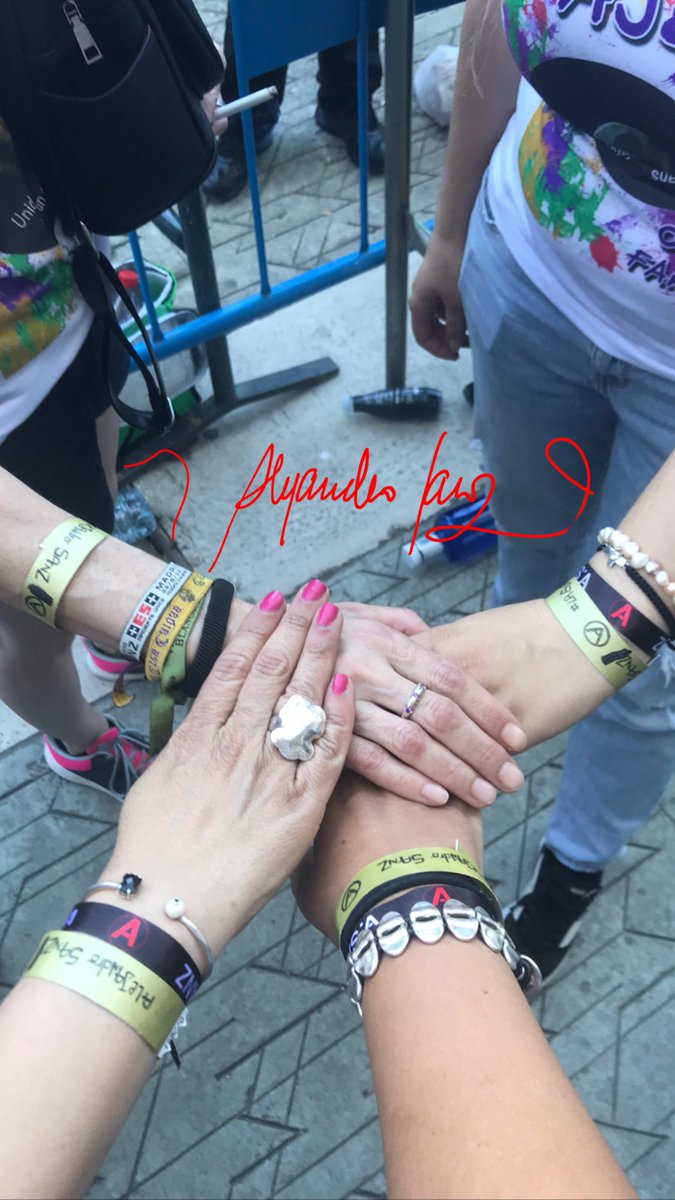 Cuenta una leyenda internacional y muy nuestra que hace treinta años <a href="/alejandrosanz/">Alejandro Sanz</a> lanzó un hilito rojo, color Sanz, indeleble, que fue conectando a todos sus #FaMs 
Este hilito nunca desaparecerá, venciendo tiempos y kilómetros.
#HiloColorSanz
#24deJunio #DiaDelFamSanzero