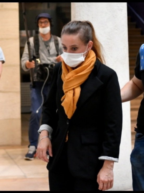 TOUS LES HÉROS NE PORTENT PAS UNE CAPE, CERTAINS PORTENT UN FOULARD JAUNE
#ValerieBacot
Photo du JSL