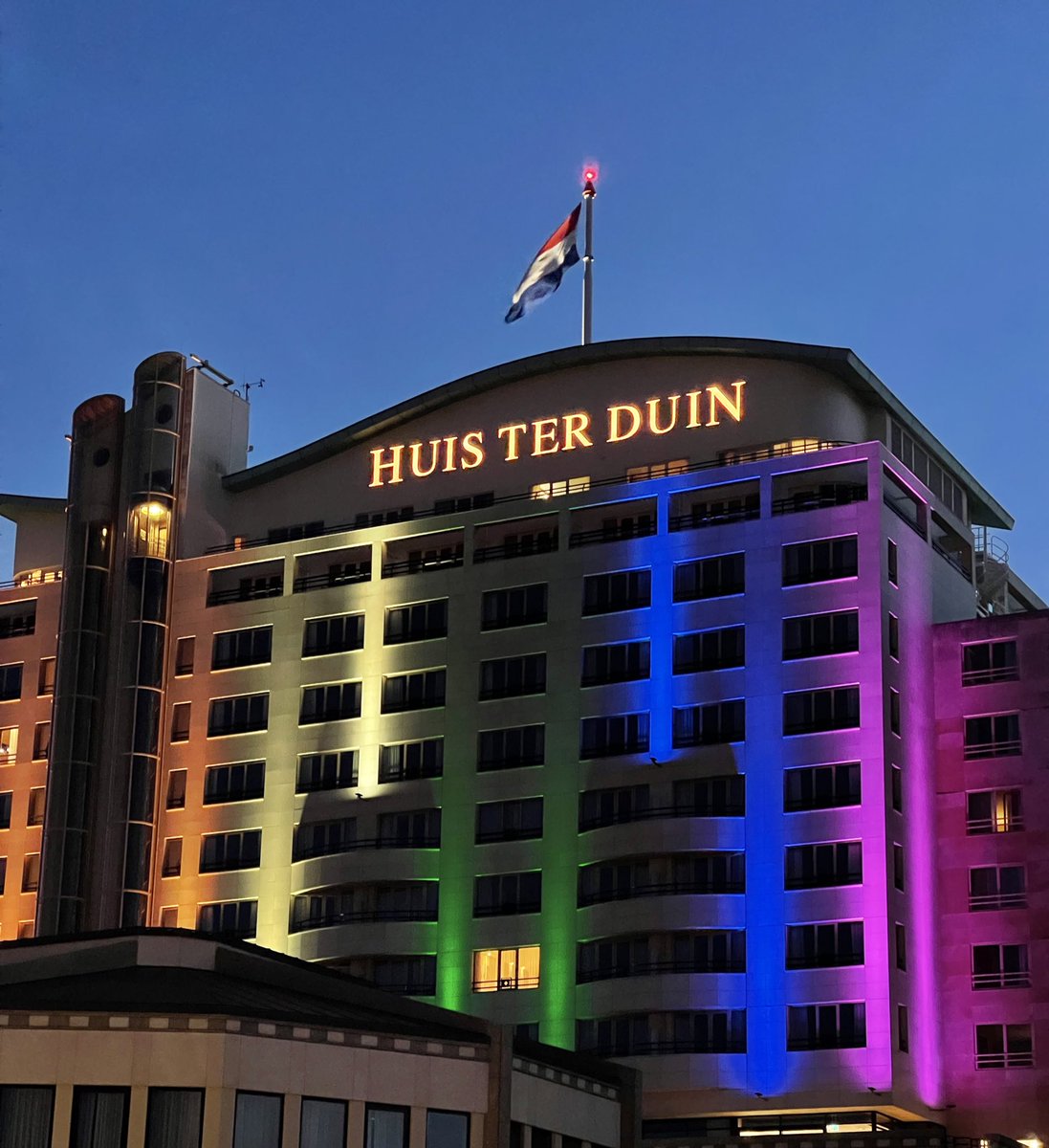 LOVE IS LOVE❤️🧡💛💚💙💜 #loveislove #huisterduin #noordwijk #lgbt #pride #rainbow #diversity #onelove #statement #thepreferredlife