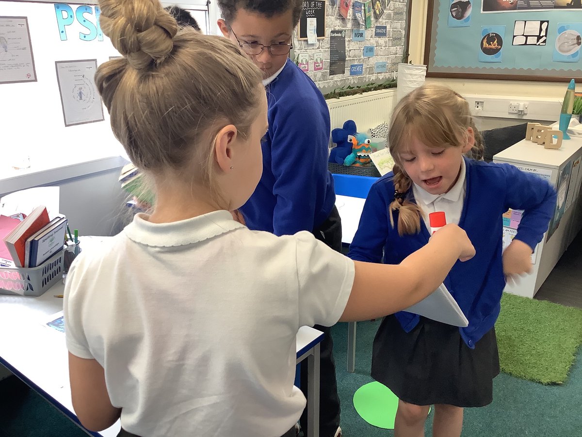 ReinwoodJuniors's tweet image. 4L are busy hot-seating and interviewing eye-witnesses to find out more information to help our investigation! #RJSReadAllAboutIt #RJSEnglish #RJS4L