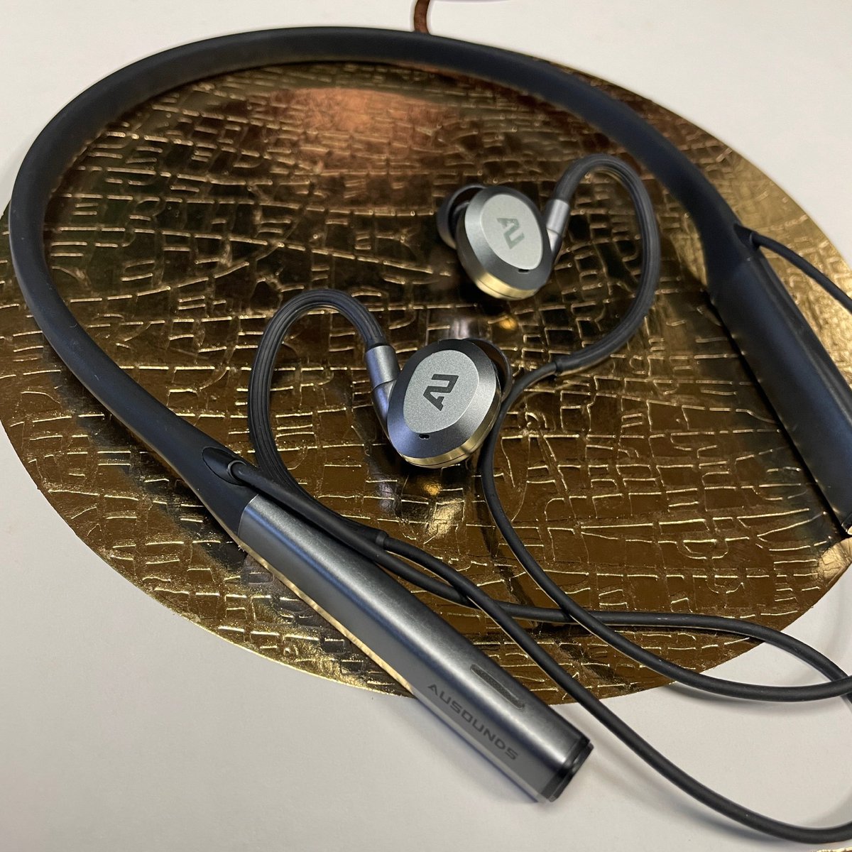 Ausounds_jp's tweet photo. AU-Flex ANCは平面駆動ハイブリッドでハイレゾ対応。コーデックはLDAC対応でその上アクティブノイズキャンセリングを備えているというハイスペックな仕様になっています。自信を持ってお勧めできるネックバンド型イヤホンの決定版と言えるAU-Flex ANCを是非お試し下さい！！

#ausounds #auflexanc https://t.co/UX2Dp4ENZD