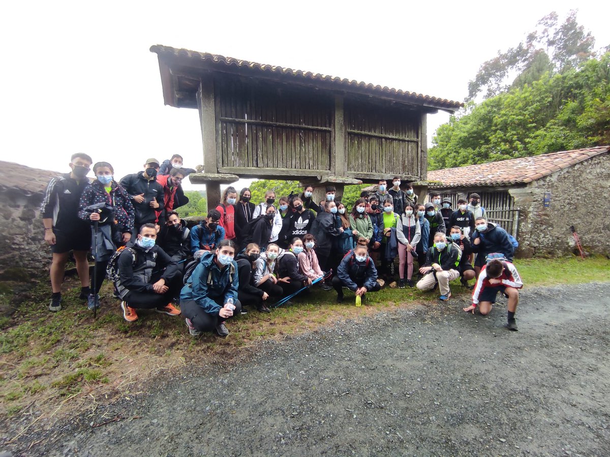 ➡Nuestros alumnos de Bachillerato terminan el Camino de Santiago y una vez más la emoción inunda sus ojos al llegar a la Plaza del Obradoiro. Grandes experiencias que esperemos queden para siempre en sus almas😍.
➡juanxxiiicartuja.com/2021/06/24/cam…

#caminodesantiago #granada