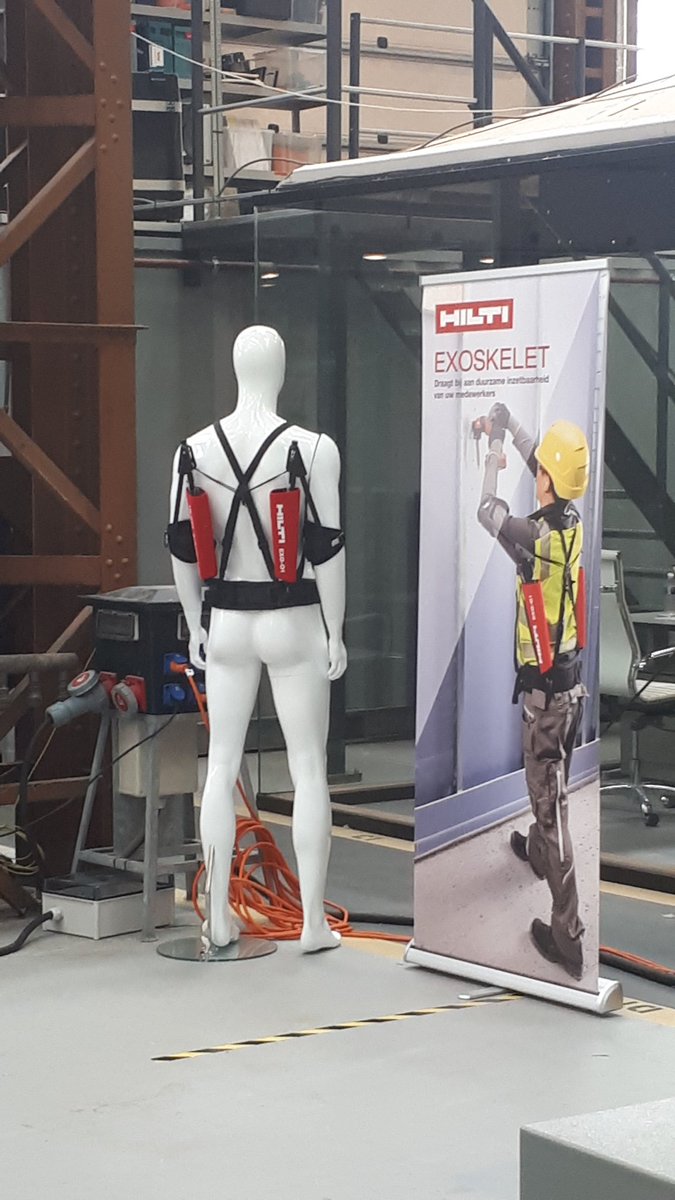 Tussen de innovaties werken en inspiratie opdoen vanuit de innovatiekas Gem. Rotterdam <a href="/RDMRotterdam/">RDM Rotterdam</a> Vandaag een demo, georganiseerd door onze buren Defensie, over exoskeletten: biedt ondersteuning tijdens fysiek zware (werk)houdingen. @Stadmakers010 <a href="/iburo010/">Ingenieursbureau Rotterdam</a> <a href="/Stadsbeheer010/">Stadsbeheer010</a>