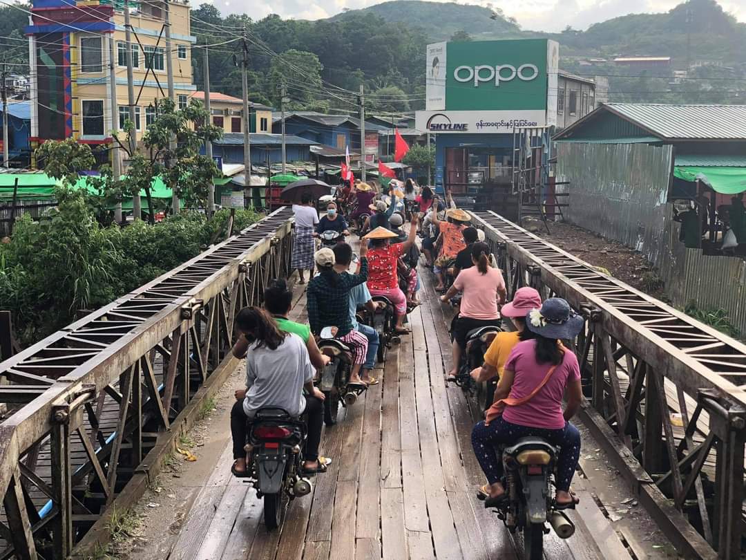 Residents in #SeikMu(SaingTaung) village,marched with motorbikes to oppose the military dictatorship in this evening. 

#June24Coup #WhatsHappeningInMyanmar #AuspiceRefugees
