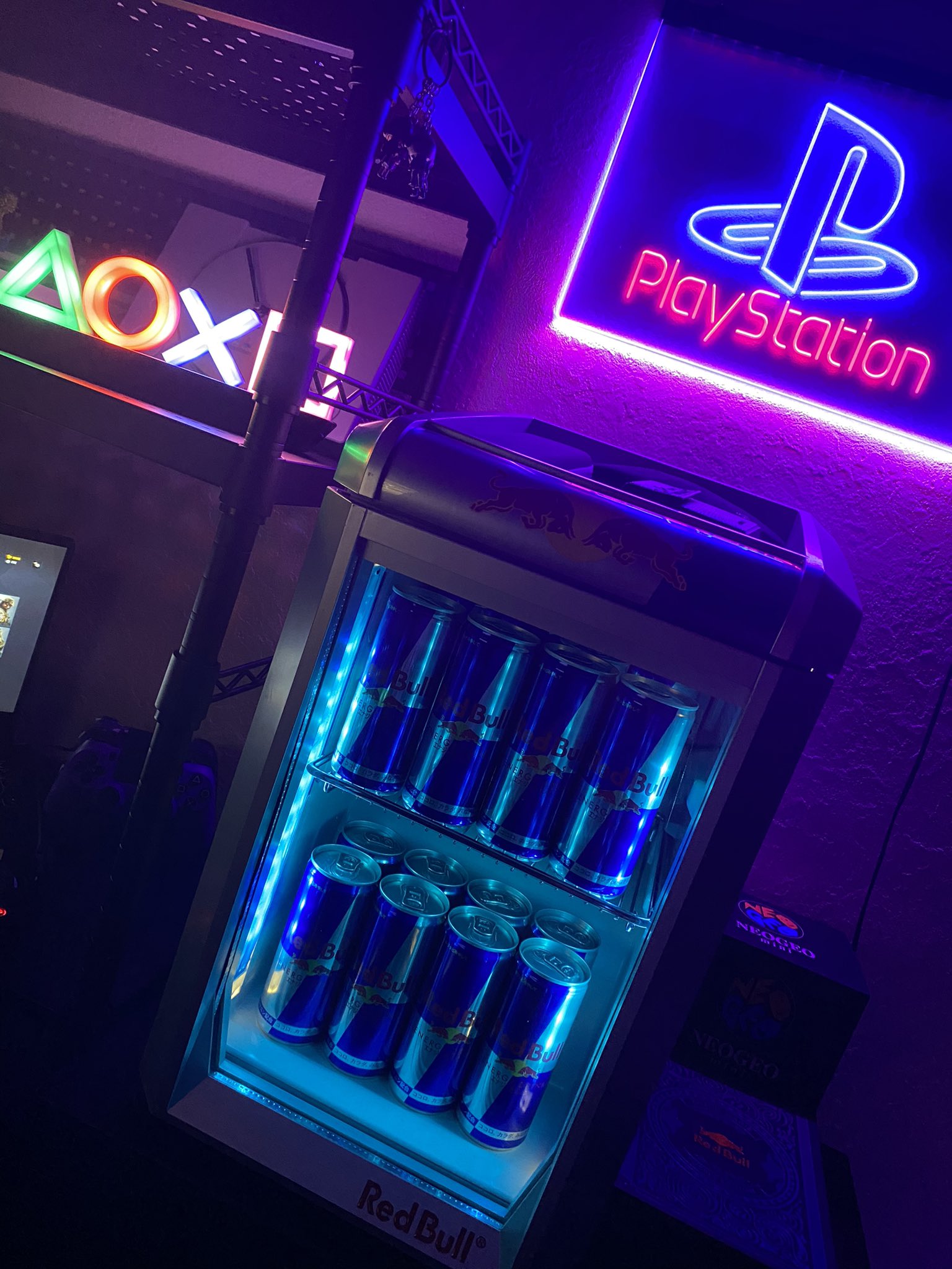 健人 على تويتر レッドブル冷蔵庫の照明に 青のセロファン貼ったら いい感じになった W B T Co M1l74j0l0g تويتر