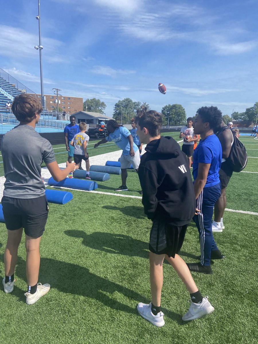 rebelhfc's tweet photo. ⁦@Kareemhunt7⁩ working with the young guys on RB Drills!!!  #goodstuff https://t.co/WD2ujA2tRc