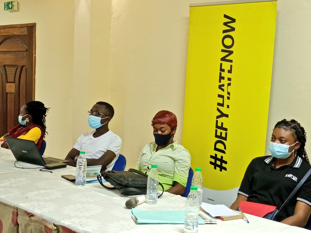 DefyhatenowWCA's tweet photo. #Media4Peace🎤📸📽️📰📺📻
Engaging 2️⃣5️⃣ journalists from #Buea #Limbe #Tiko &amp; #Kumba, #defyhatenow relaunches its Workshop Series on Conflict-sensitive reporting. @AKPCorg's @Eugene_Nforngwa leads discussions on issues relating to journalism practice in 🇨🇲 esp in times of crisis⤵️ https://t.co/93CEUaW5tG