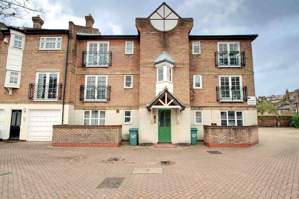 StoneHouseEstat's tweet photo. Cornwallis Road, N19
***OFF STREET PARKING SPACE INCLUDED***A fantastic first floor modern one bedroom purpose built apartment set in a beautiful private development. 
SOLE AGNECY &amp; FULLY MANAGED BY STONEHOUSE ESTATES £300pw #property #tolet #newlisting #stonehouseestates https://t.co/wPhq1JelQS
