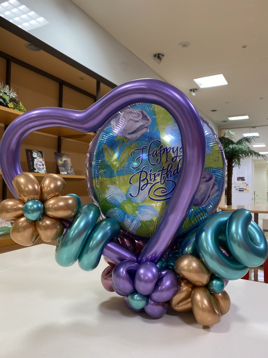 マジシャン Rena レナ フィルムバルーンを使ったプレゼント を作りましょ バルーンのお教室に参加 ギフト バルーン 王冠の 完成でーす 楽しいー マジシャンrena マジックショー イリュージョンマジック バルーンショー フィルム