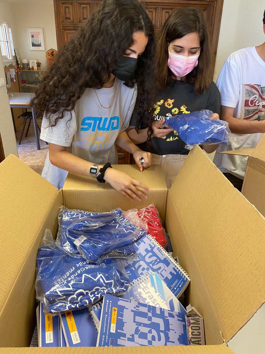 ErasmusXiii's tweet photo. ✴️¡Qué Ilusión! Somos los ganadores del Pack del #DíadeEuropa 🇪🇺 y hoy lo hemos celebrado junto a nuestros alumnos. Gracias @sepiegob por nuestro Kit #ErasmusPlus @LeonXIIIMalaga https://t.co/J7dYGLiL1B