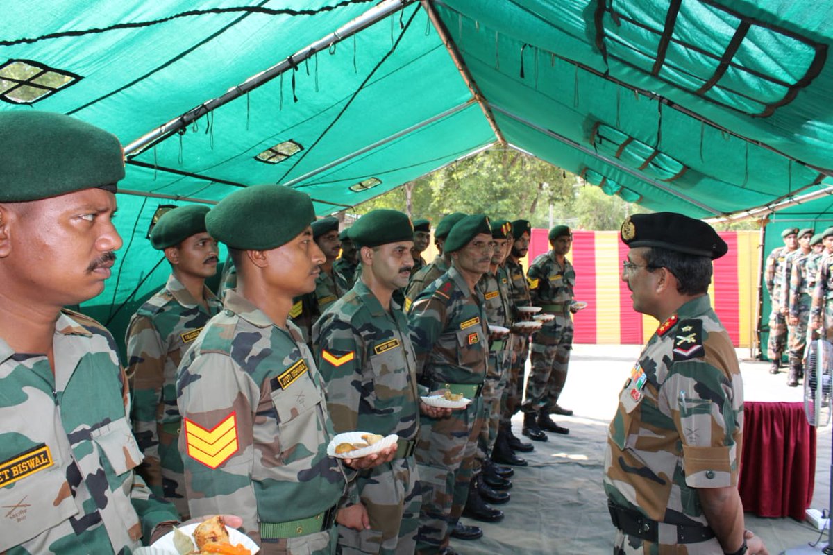 IaSouthern's tweet photo. #GarudKaHunBolPyare
On his first visit to the youngest #TheBrigadeofGuards unit, #GOC, #WhiteTigerDivision complimented CO and all ranks &amp; exorted them to continue their hard work in laying a firm foundation for the unit.
#SudarshanChakraCorps
@adgpi https://t.co/abrSgihp4a