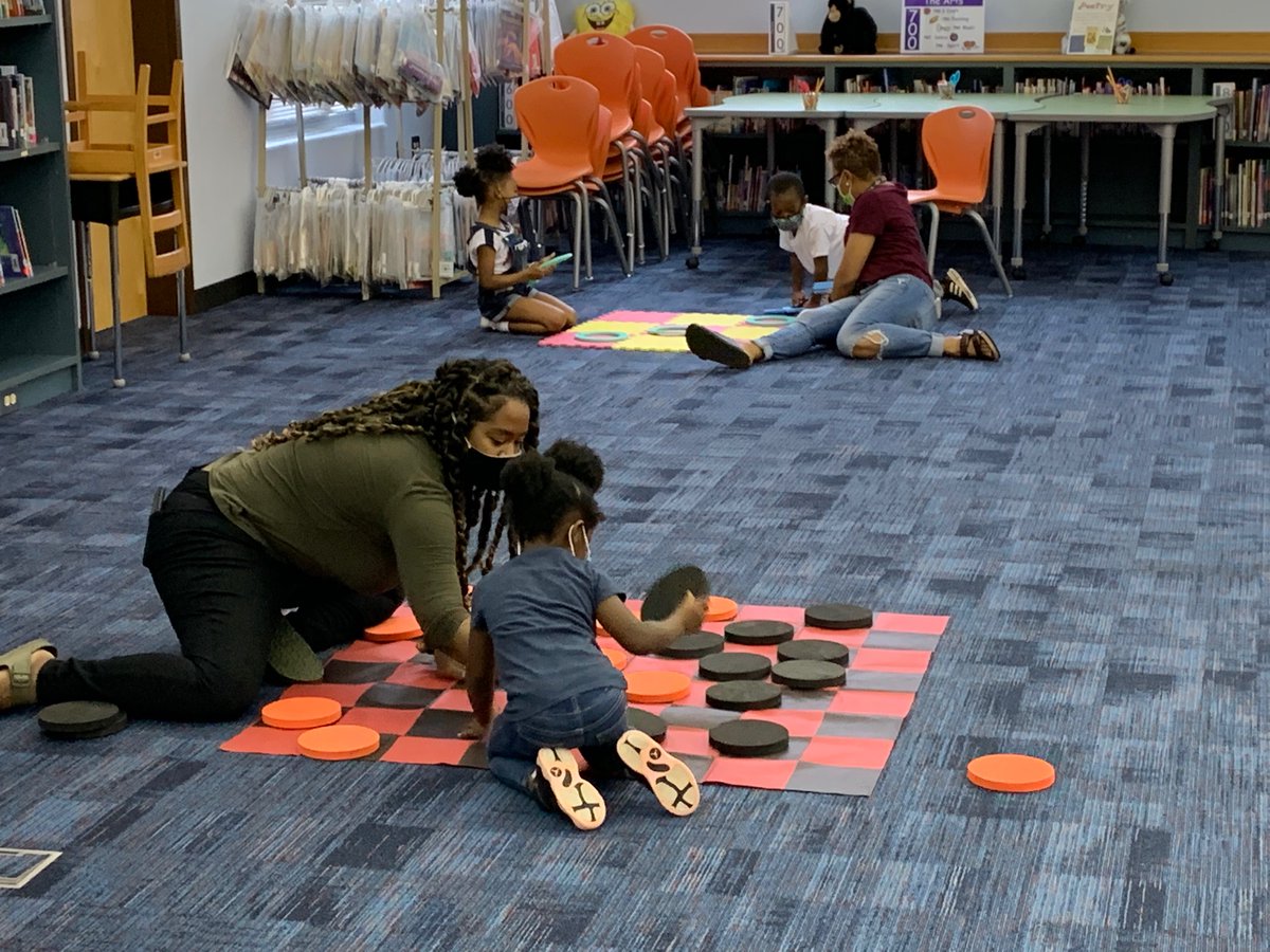 AFrazier100's tweet photo. Big Readers, Big Games, Big Fun at the HES!!! https://t.co/Hs3WwLbEl5